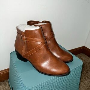 KAREN SCOTT Womens Brown Buckle Accent Padded Falonn Round Toe Booties Size 9.5W